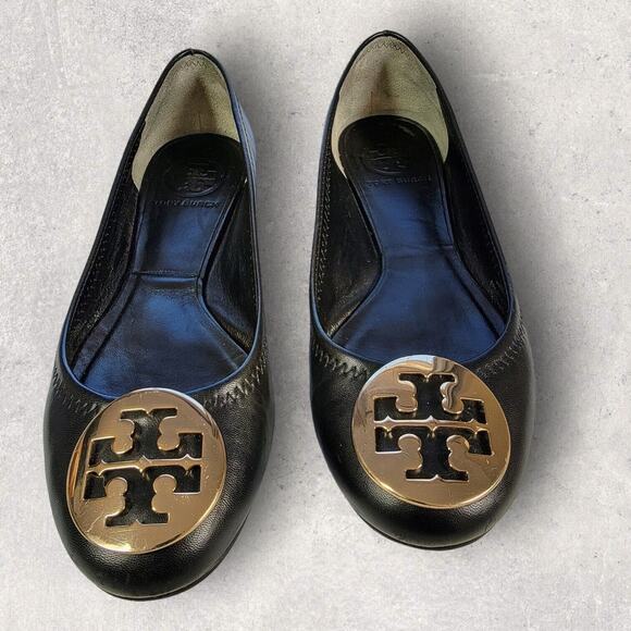Tory Burch Womens Black Leather Ballet Flats Shoes 5.5 Slip On Gold Logo Travel - Picture 2 of 13